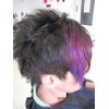 Modische Kurzhaarfrisur mit Haarverlängerung violett-blau